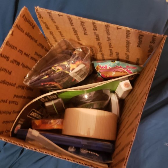 Wholesale Mix Lot LEDLight, Games, Jewelry, & More - Picture 2 of 3